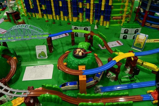 たこ焼きの周りをドクターイエローたちが走り回る。まさに大阪の世界観ですね