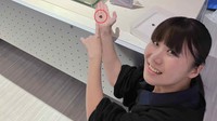 サイピア学芸員の岡成美さん　手のひらに1円玉サイズのカブトガニ（4齢幼生）