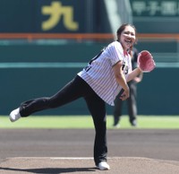 甲子園で始球式を務めた古江彩佳