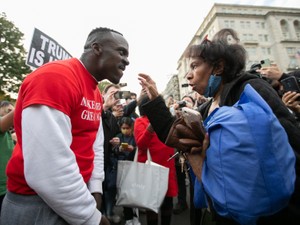 共和党の集会、Wi-Fiパスワードは「不正選挙！」　アメリカの亀裂は残り続ける
