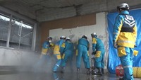 香川県警の「特別救助班」が解体する坂出署の旧庁舎で訓練