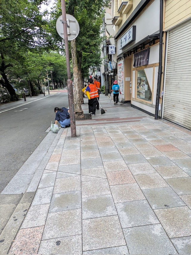 毎夜、大量のインバウンドで溢れかえる「木屋町」を清掃する方々（画像提供：花街ぞめき、正脇良平 Ryohei Masawakiさん）