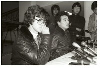 共通一次会場でレポーターとケンカし、受験中止し、説明会見する島田紳助。右は受験を終えた竜介＝1982年撮影