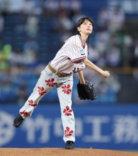 投げ込む佐藤菫(SUMIRE)＝神宮