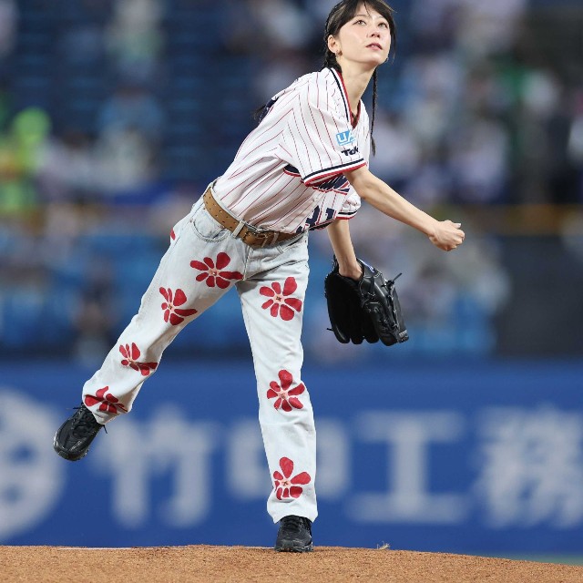 投げ込む佐藤菫(SUMIRE)＝神宮