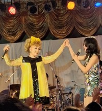 イベント主催者のダンサー「踊るミエ」（右）と手に手を取って共演した歌手・平山みき＝東京・鶯谷の「新世紀」