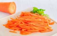 人参などの色の濃い野菜を切った後、まな板に「色移り」することも※画像はイメージです（kikisora/stock.adobe.com）