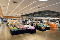 地場生産者が直接持ち込む新鮮な野菜や果物も豊富です