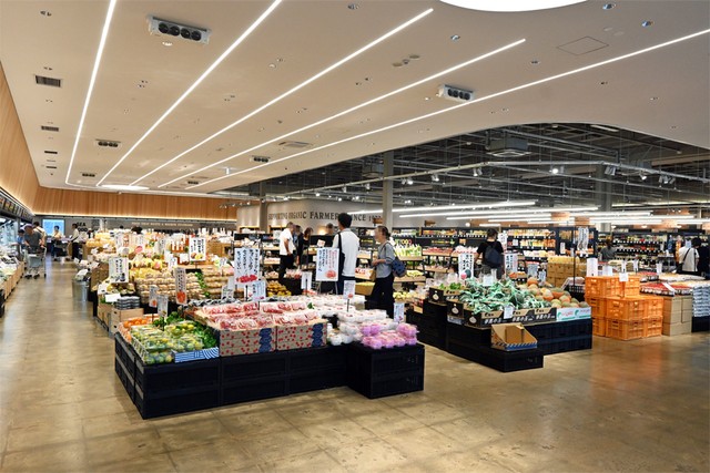 地場生産者が直接持ち込む新鮮な野菜や果物も豊富です