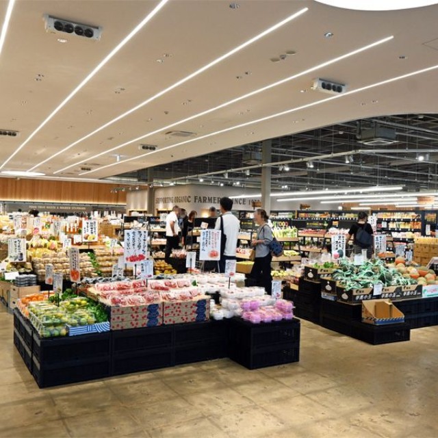 地場生産者が直接持ち込む新鮮な野菜や果物も豊富です