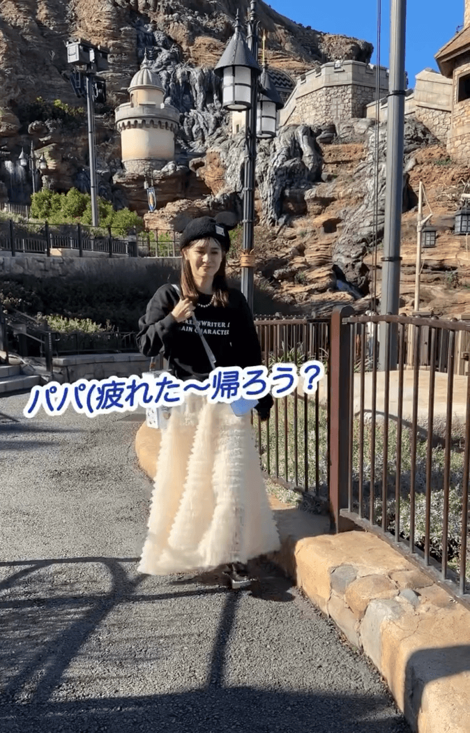 「疲れた〜帰ろう？」と夫役が弱音を吐く場面／Naoさん（@nao70818）提供