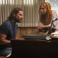 レディー・ガガ（右）とブラッドリー・クーパー