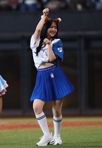 きつねダンスを披露する鈴木愛理＝エスコンフィールド