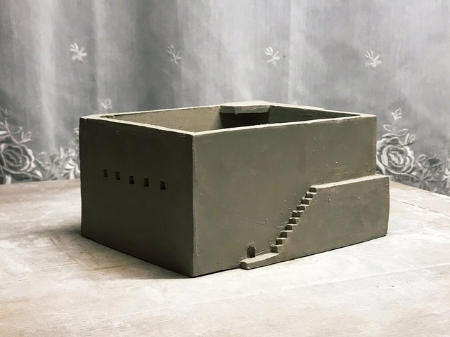 こちらはハウスではなく水入れ。「鉢カバーでも、小物入れにも。使い方色々。」だそうです（画像提供：うさみ あやかさん）