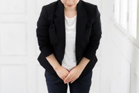 腕を重ねお辞儀をする女性※画像はイメージです（garage38/stock.adobe.com）
