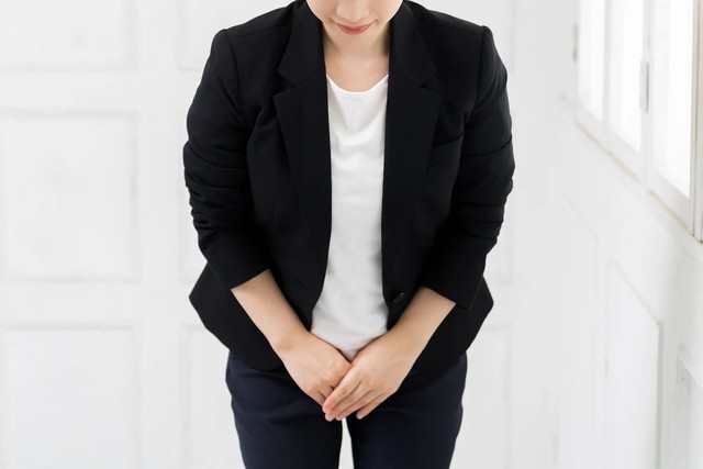 腕を重ねお辞儀をする女性※画像はイメージです（garage38/stock.adobe.com）