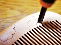 より繊細に掘るため子ども用の彫刻刀で掘るのがコツ（画像提供：恋鞠堂さん）