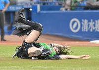 グラウンドに倒れ込む上谷沙弥＝神宮