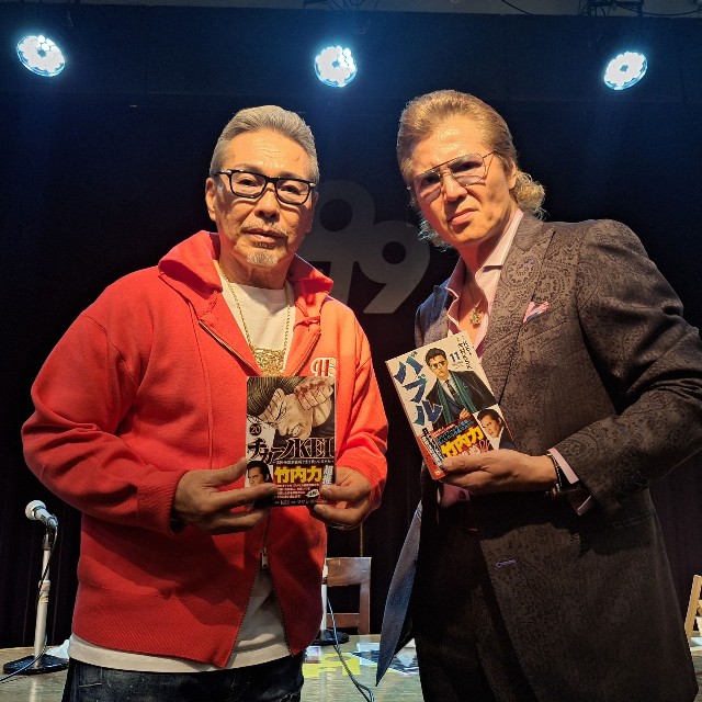 トークイベント後、漫画「チカーノKEI」シリーズの新刊を手にする原作者・KEI氏（左）と竹内力＝都内