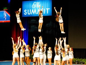 血迷って入ったチア部では、人と深く関わらない私ではいられなかった