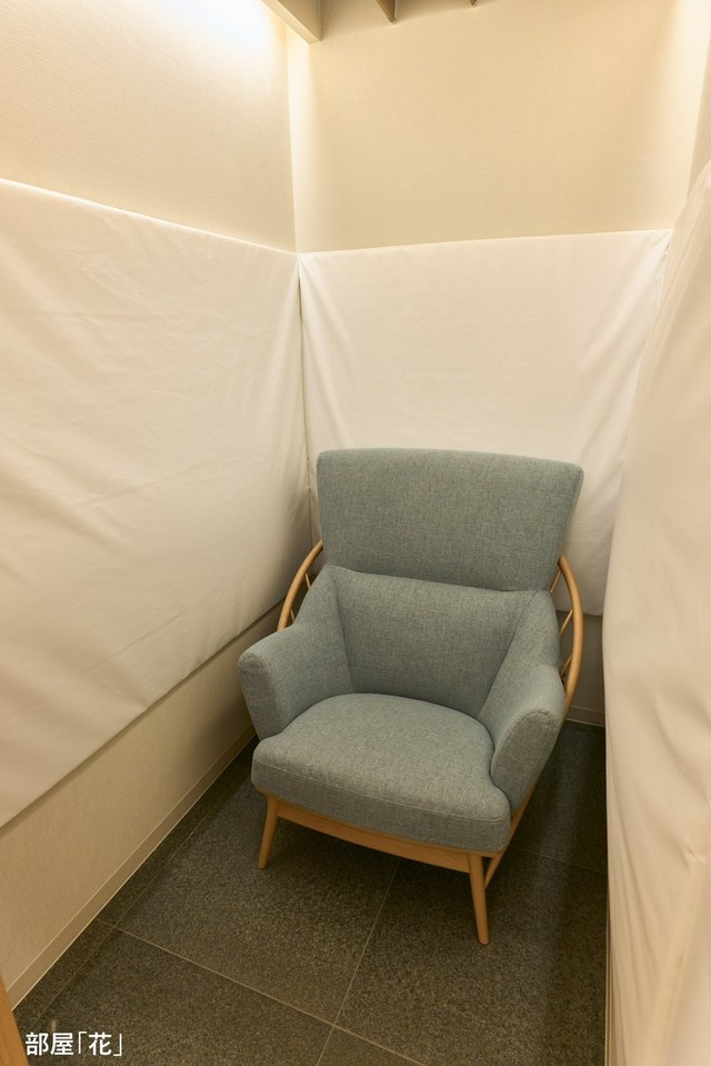 靴を履いたままイスに座って休める「花」（提供：九州国立博物館）
