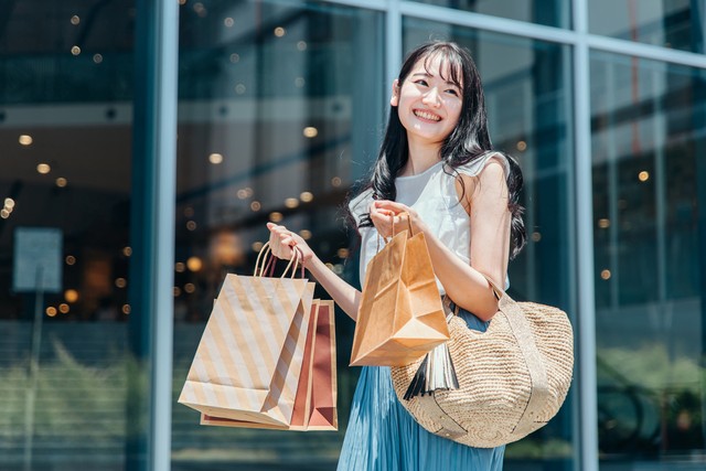 ショッピングを楽しむ女性※画像はイメージです （buritora/stock.adobe.com）
