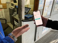 ゲットしたスタンプを係員の谷口さんにお見せします。