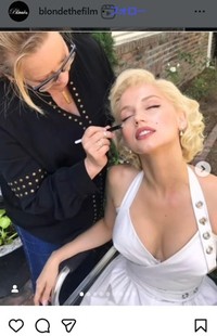 モンローになりきったアナ・デ・アルマス＝映画「ブロンド」のインスタグラム＠blondethefilmより