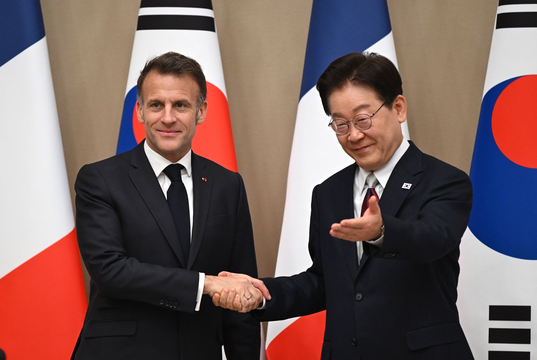 French and South Korean leaders say they'll work together on the Strait of ...