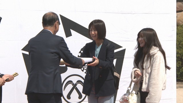 岡山城天守　年度当たり過去最多43万9885人目の来場者　午前11時半ごろ