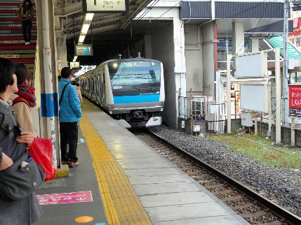 盲導犬連れの事故防止へ　ＪＲ、２９駅でホームドア設置を前倒し