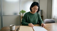 年金に関する書類を確認する女性※画像はイメージです（AiPhoto/stock.adobe.com）