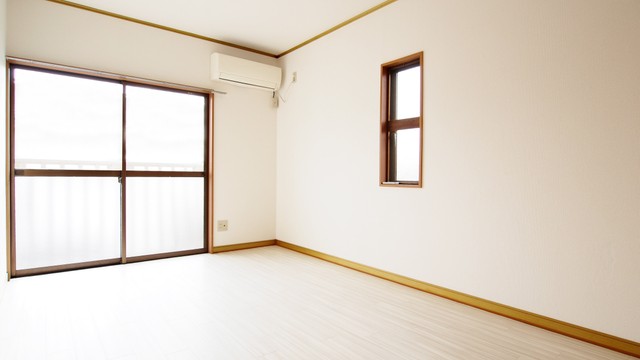 ワンルーム、角部屋、エアコン付きの物件です(LYD/stock.adobe.com)