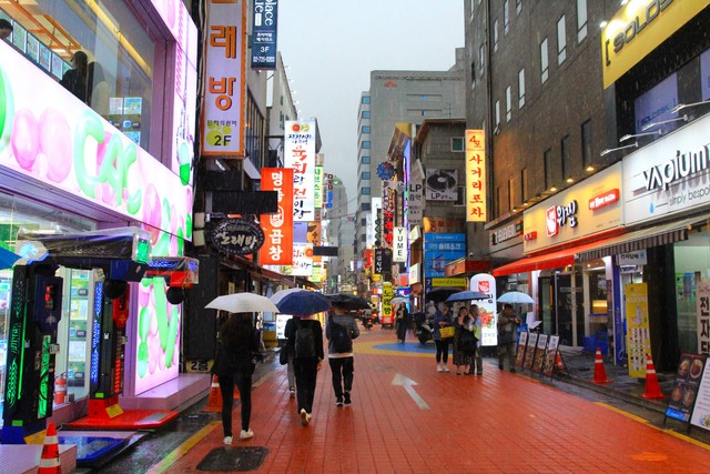 飲食店がひしめく「鐘閣（チョンガク）」エリアに、「竹馬故豚（チュンマコドン）」はあります。