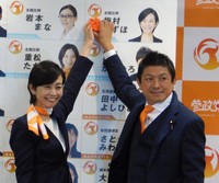 当選を喜ぶ梅村みずほ氏（左）と参政党・神谷宗幣代表