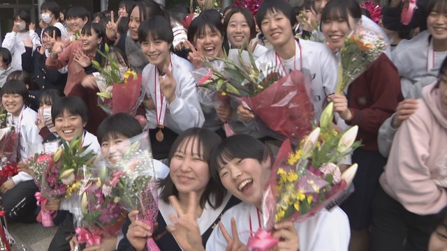 春高バレー優勝の就実の選手が凱旋　生徒らが出迎え　主将「恩返しができてすごくうれしい」　岡山