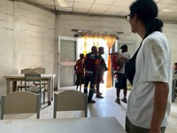 スマートフォンを取り返し、店に戻ってきた時の様子。警察官や町の住人が集まり、緊迫感のある1枚／石川貴也さん（@LWITBR1906）提供