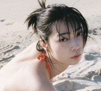 蔦谷里華 1st写真集「泥中の華」（撮影：松岡一哲、玄光社 刊）