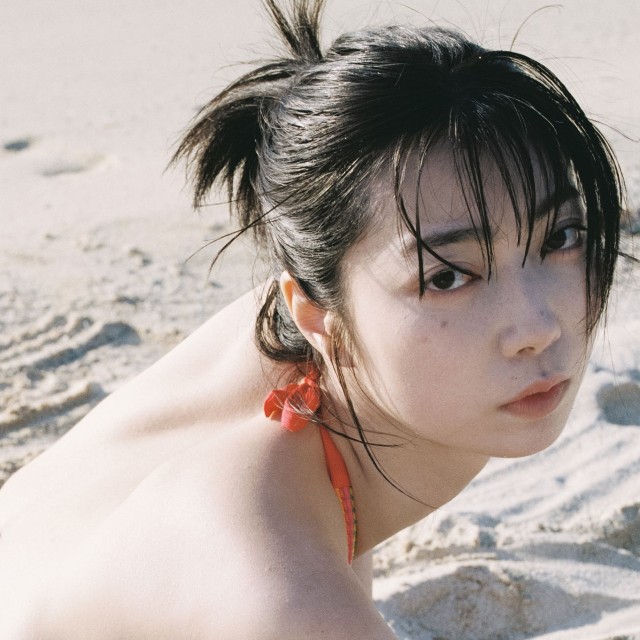 蔦谷里華 1st写真集「泥中の華」（撮影：松岡一哲、玄光社 刊）