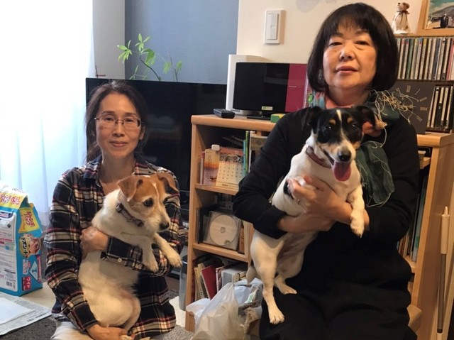 ジャックラッセルテリアが縁となり、SNSで知り合った浜田さん(右)と雨谷さん