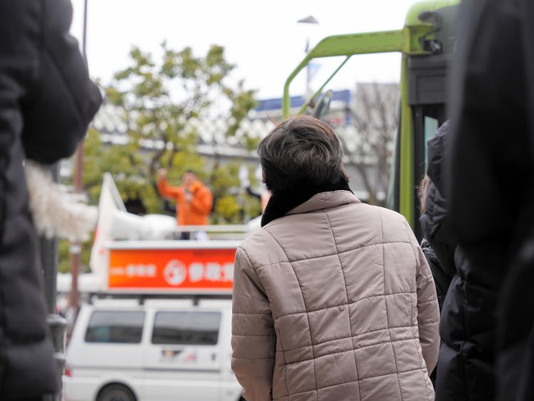 衆院選で、参政党の街頭演説に耳を傾ける人々=2026年1月28日、埼玉県川口市、藤崎麻里撮影