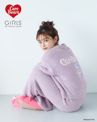 「ケアベアふわもこカーデセットアップ」を着用した井上咲楽