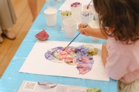 夢中で色を付ける子どもたち（提供：ラピスプライベート）