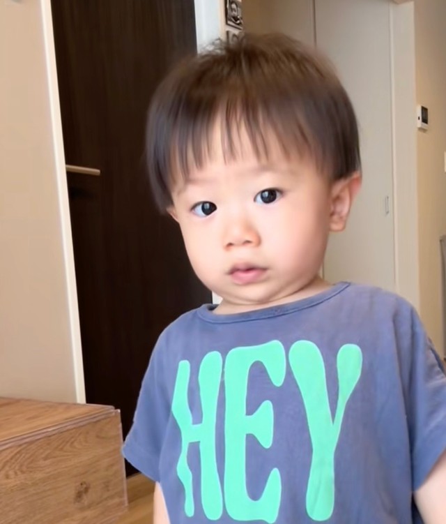 「何歳？」とママに聞かれた1歳の男の子は…？（提供：@y10k3076さん）