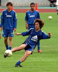 シュート練習する奥大介さん=2003年