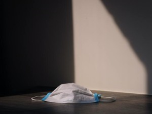 トイレの鏡の前でしかマスクを外せなかった私は、今も仮面地獄にいる