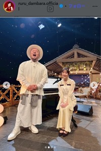 「被爆ピアノ」で弾き語りを披露した段原瑠々（右）とともにMCを担当したHIPPY＝段原瑠々のインスタグラム＠ruru_dambara.officialより