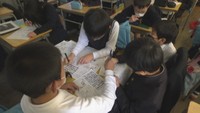 中野武営について学んだことを「漫画」にしようと取り組む児童（木太小学校　高松市）