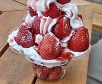 いつ倒れてもおかしくないような“いちごタワー”／mercerie amu.さん（@amu_handicraft）提供＝画像をトリミングしています