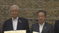 松平公益会の佐伯理事長（左）と香川大学の筧学長（右）